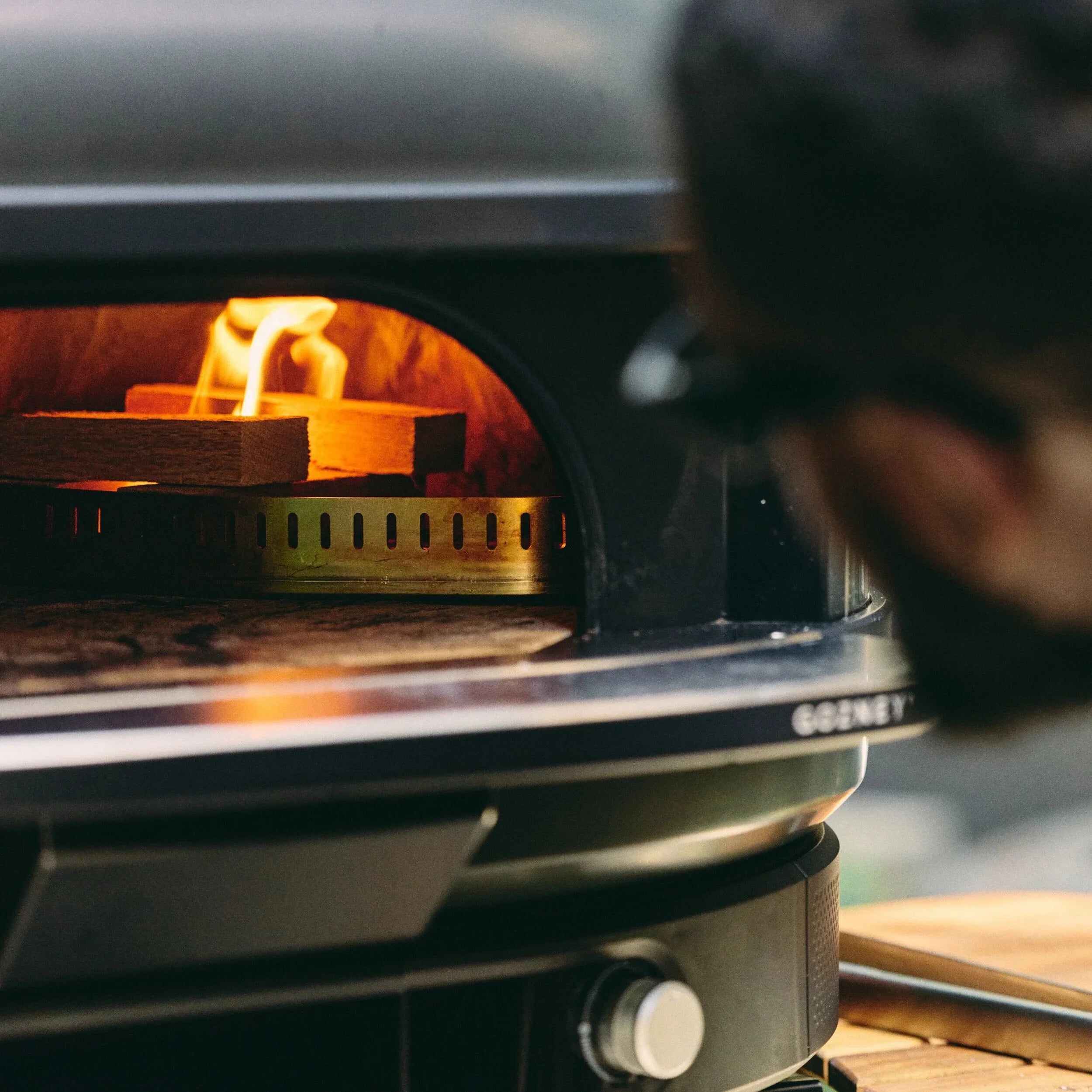 Gozney Dome Gen 2 Off-Black Dual Fuel Freestanding Outdoor Pizza Oven | Novaselectes