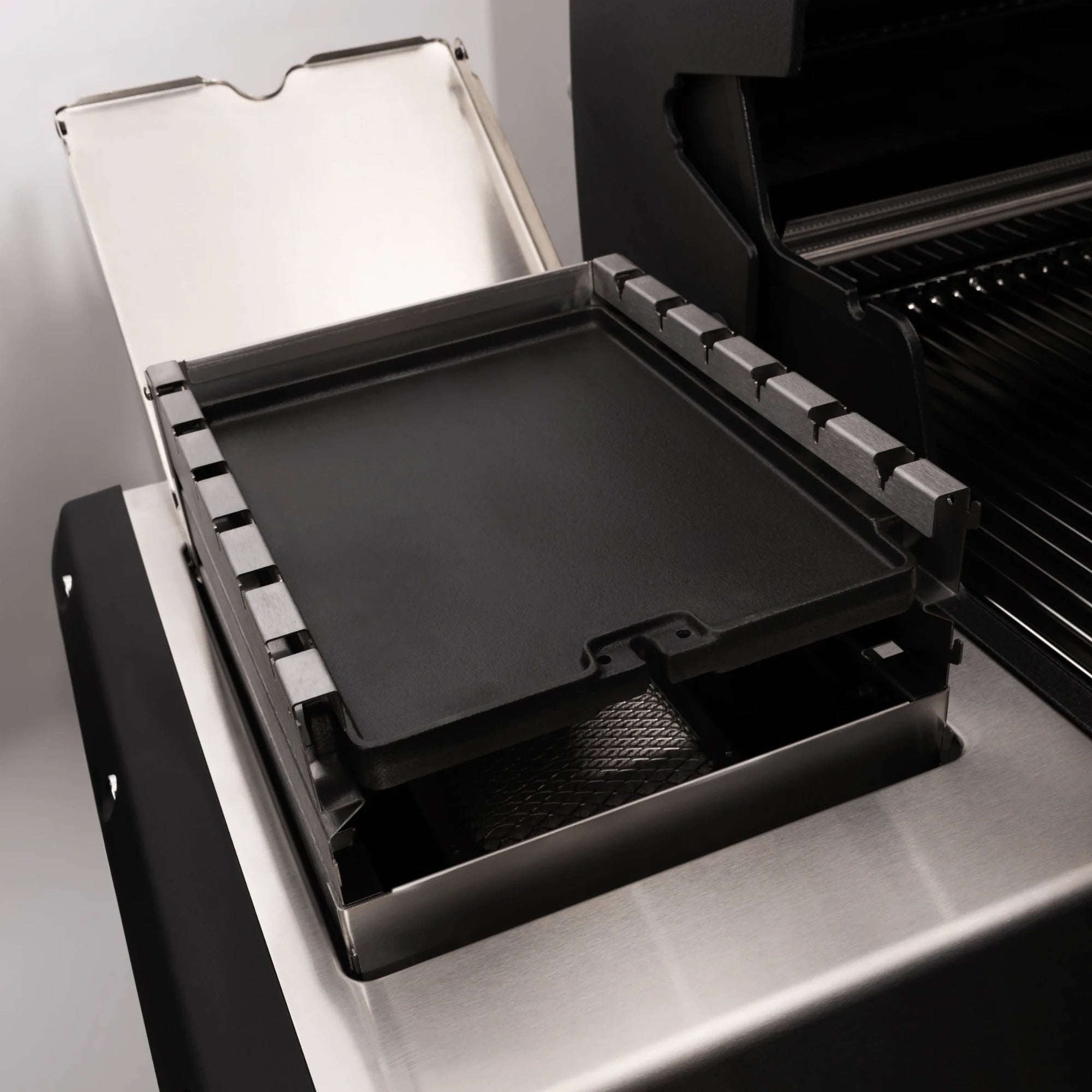 Broil King IR Side Burner Wind Shield | Novaselectes