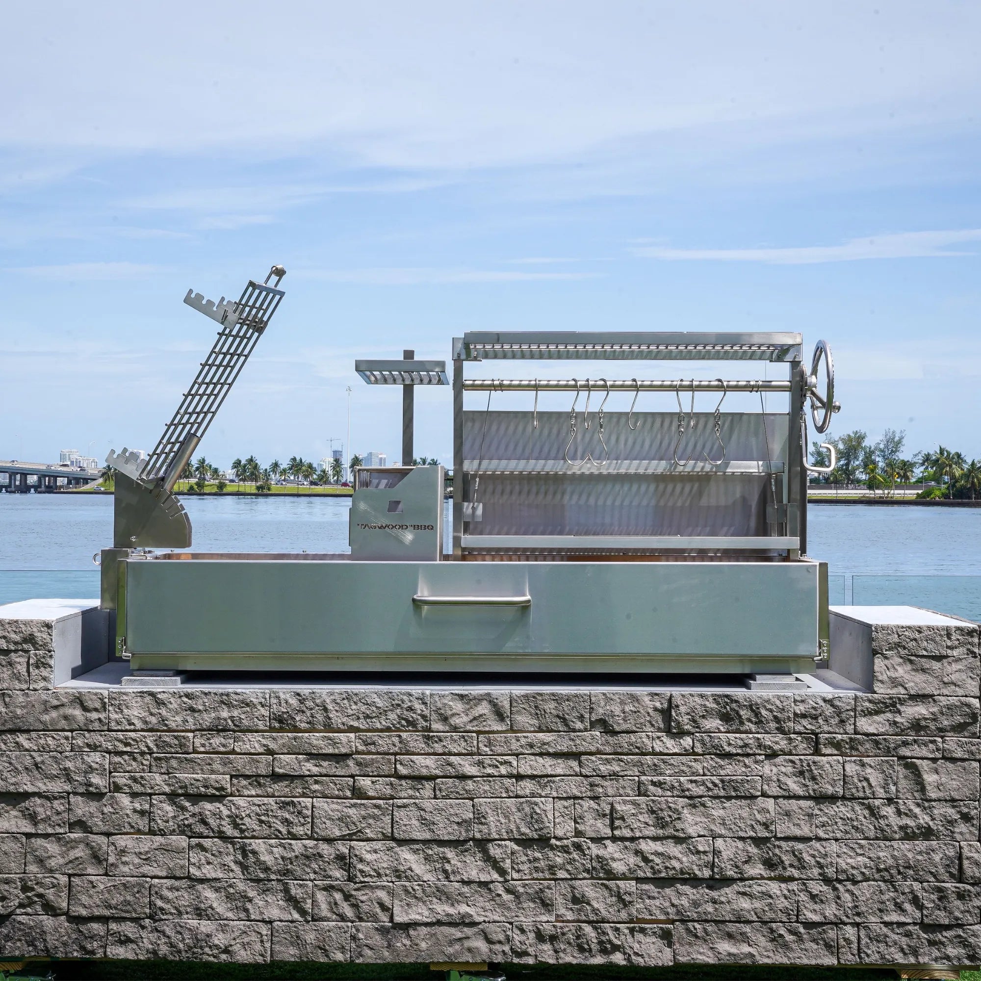 Tagwood BBQ08SS Argentine Santa Maria Wood Fire & Charcoal Gaucho Grill | Novaselectes