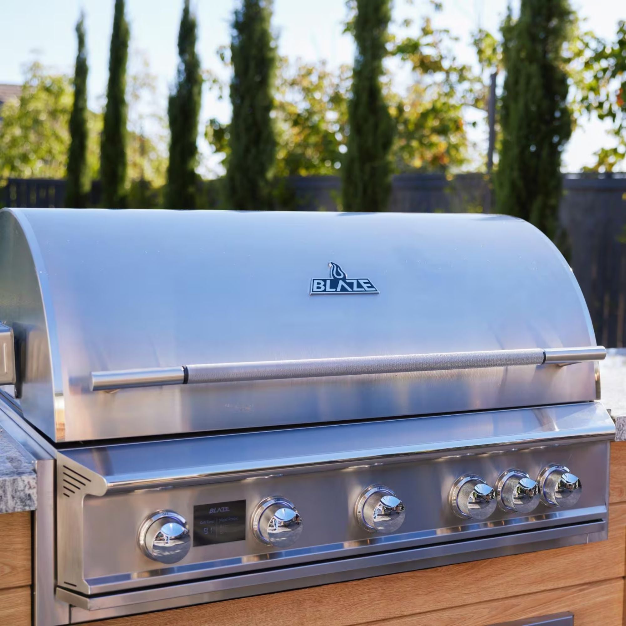 Blaze LTE PRO 32-Inch 4-Burner Built-in Gas Grill w/ Digital Temperature Screen & Rear Infrared Burner | Novaselectes