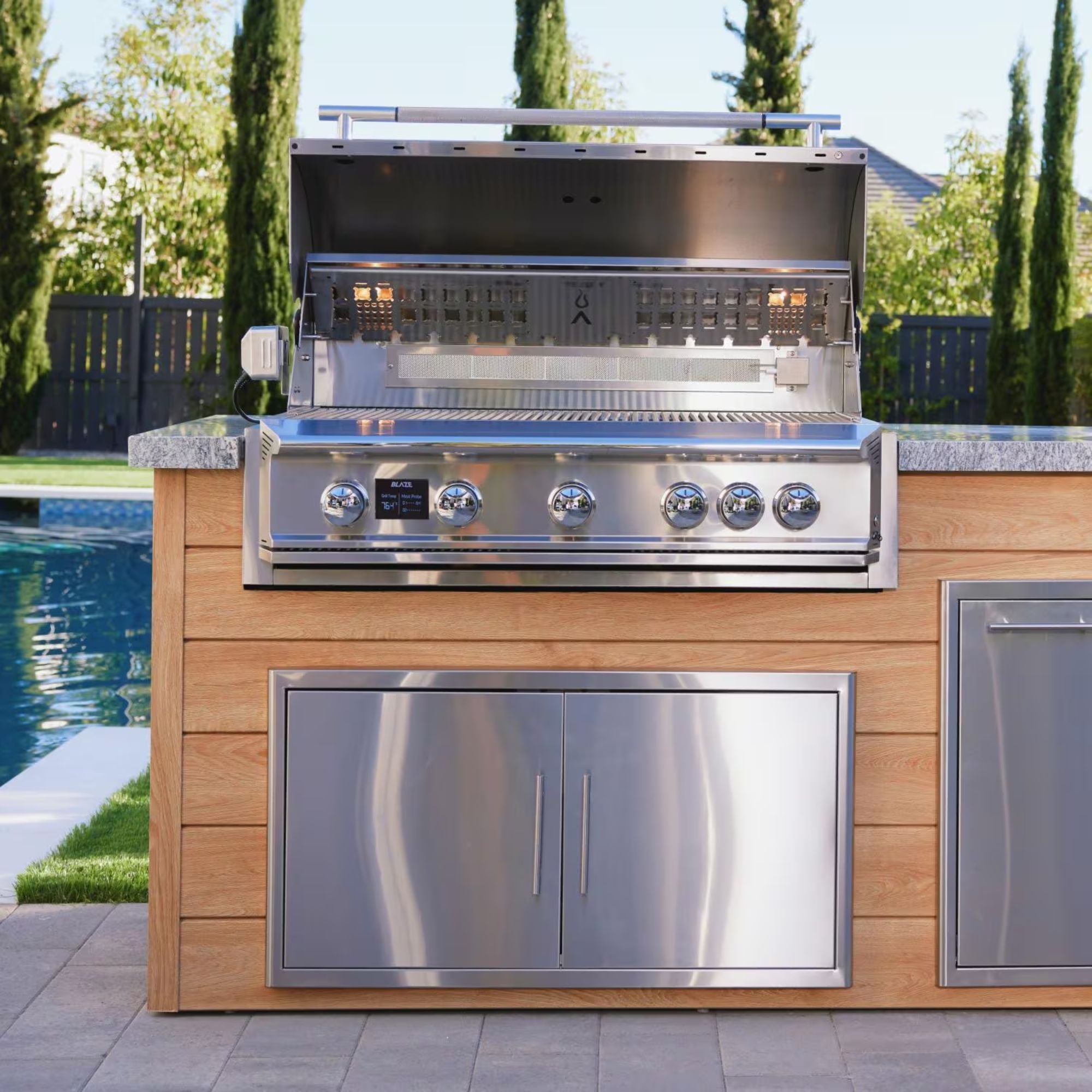 Blaze LTE PRO 32-Inch 4-Burner Built-in Gas Grill w/ Digital Temperature Screen & Rear Infrared Burner | Novaselectes