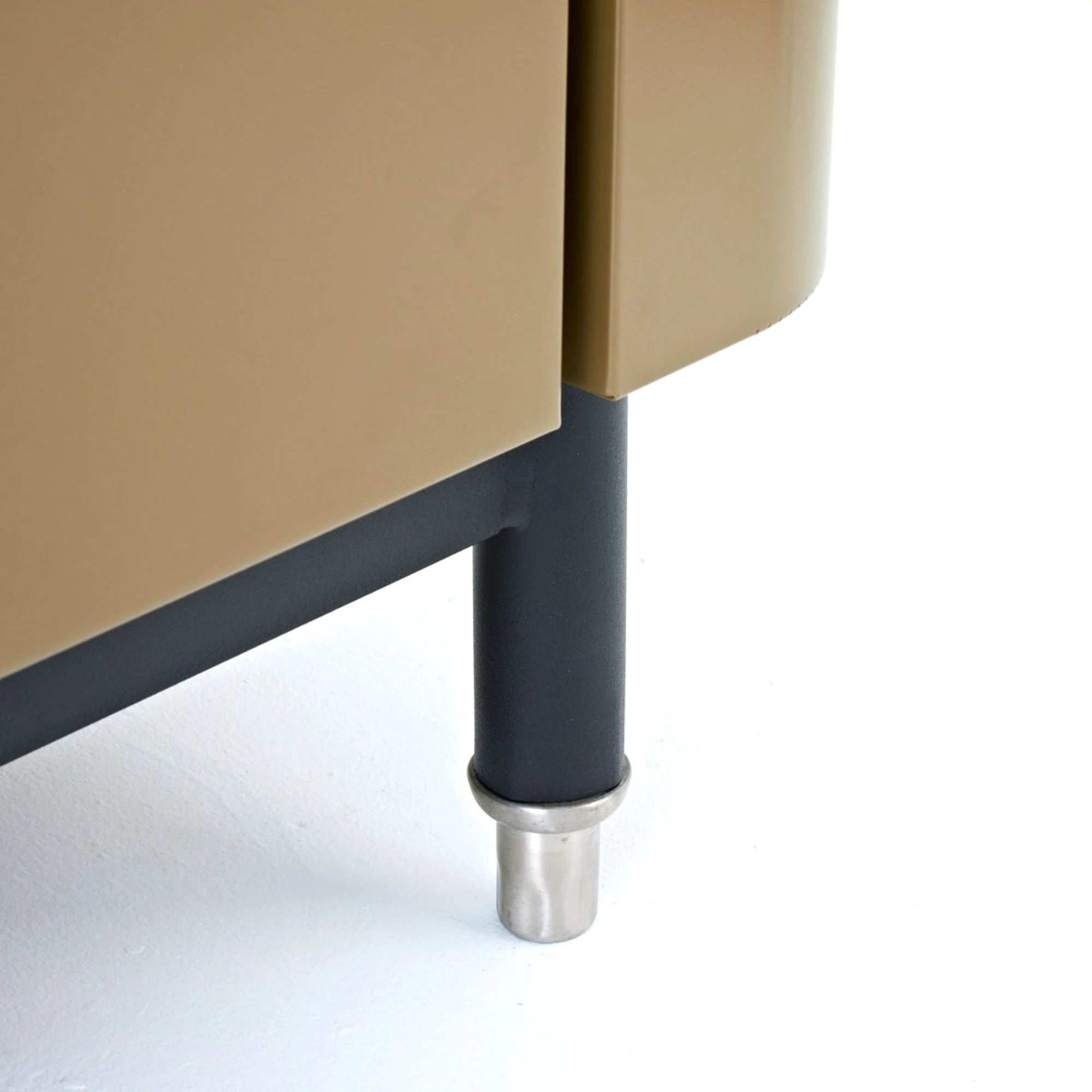 Challenger Designs Cascade 60.5-Inch Powder Coated Aluminum Outdoor Bar Island | Novaselectes