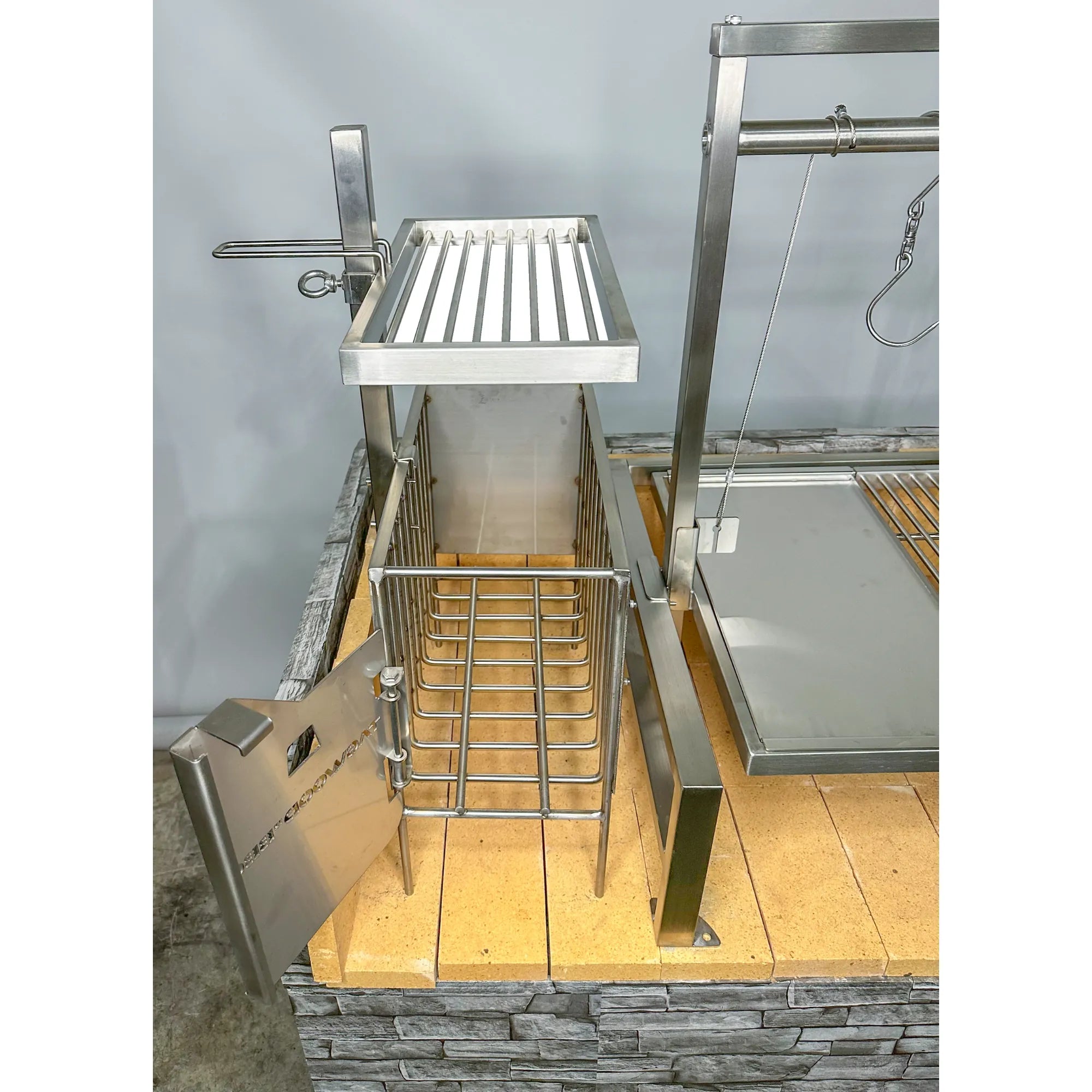 Tagwood BBQ09SS Built-In Insert Santa Maria Argentine Grill + 60 Firebricks Bundle | Novaselectes