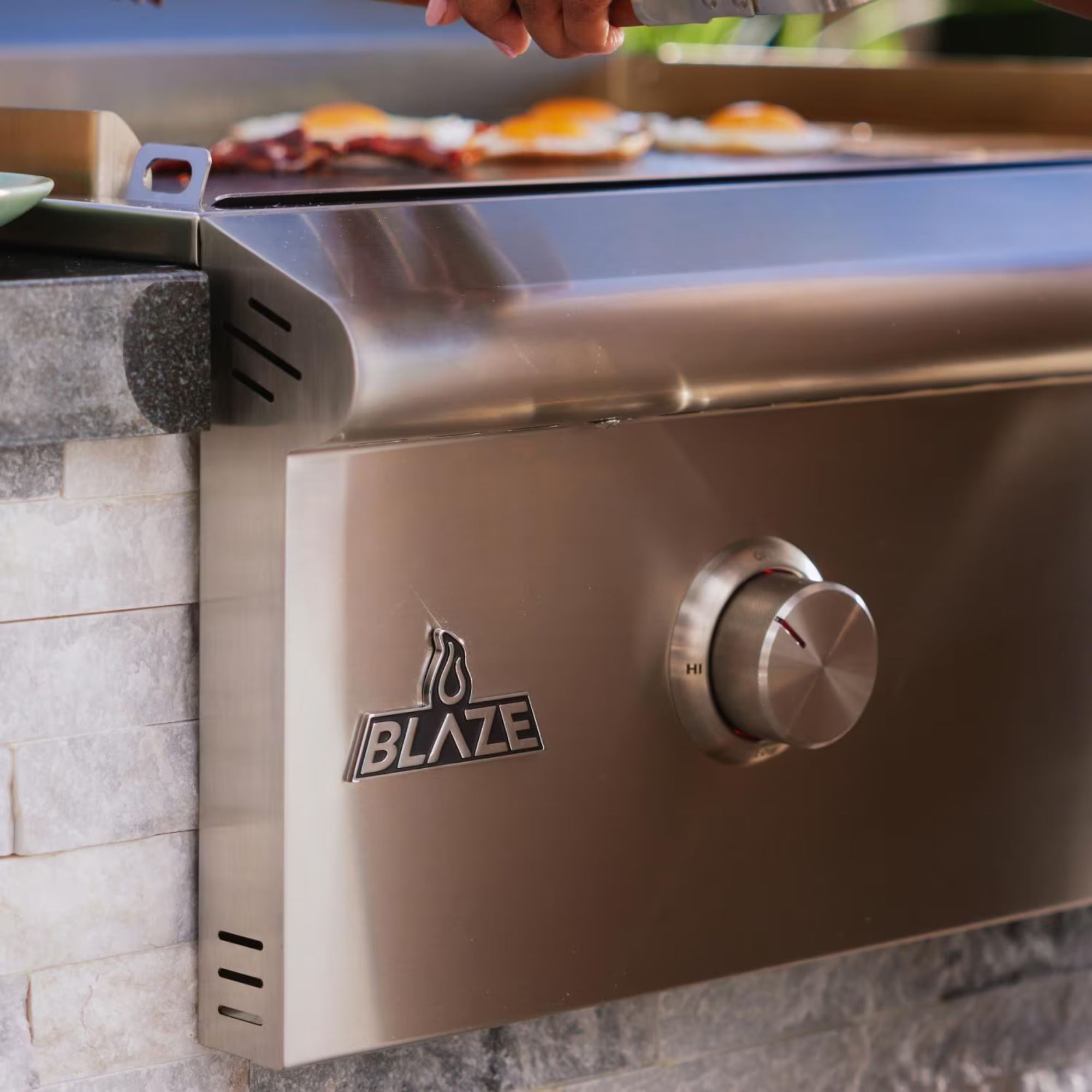 Blaze LTE+ 30-Inch Built-in Gas Griddle w/ Lift-Assist Hood | Buy at Novaselectes
