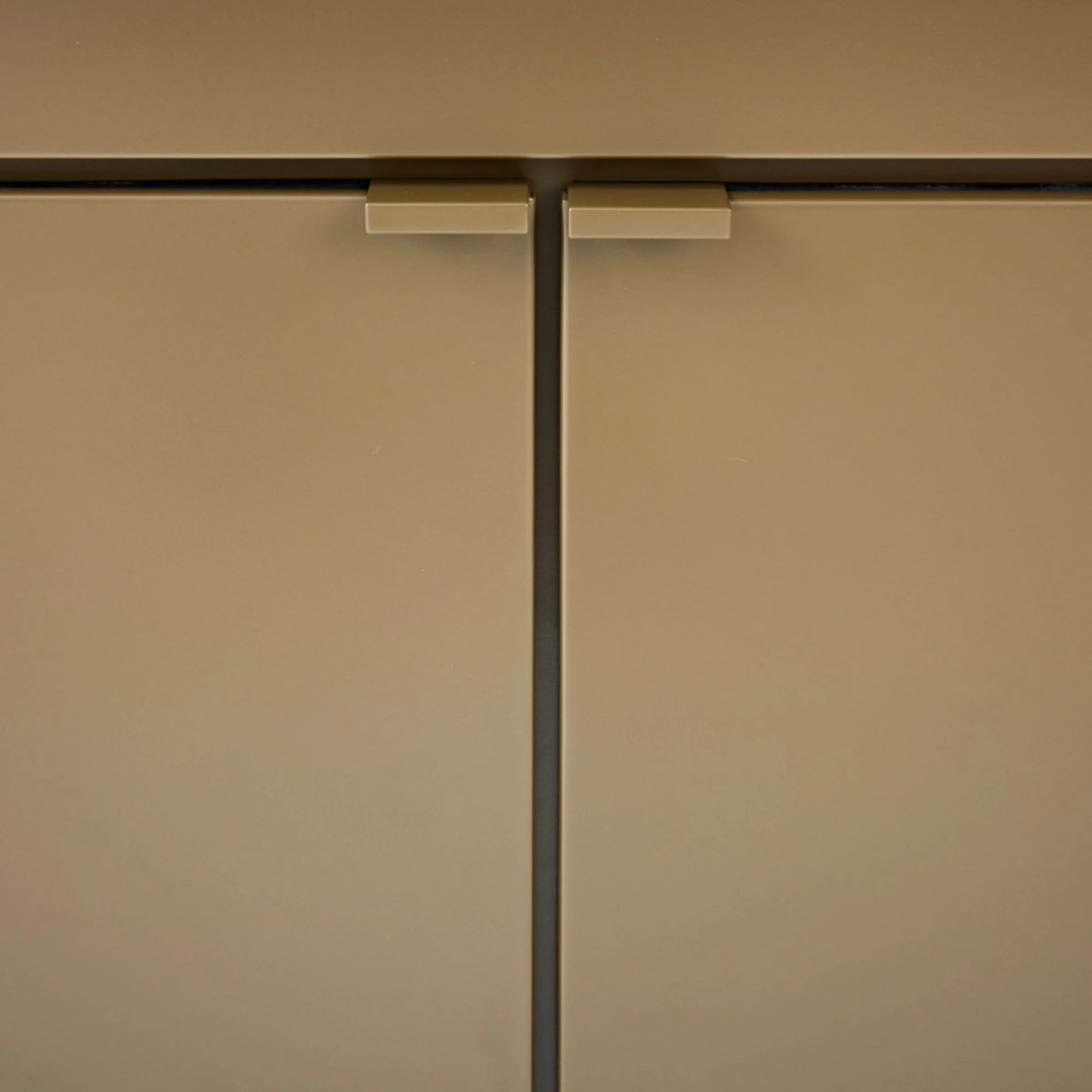 Challenger Designs Cascade 46.5-Inch Powder Coated Aluminum Two Door Island | Novaselectes