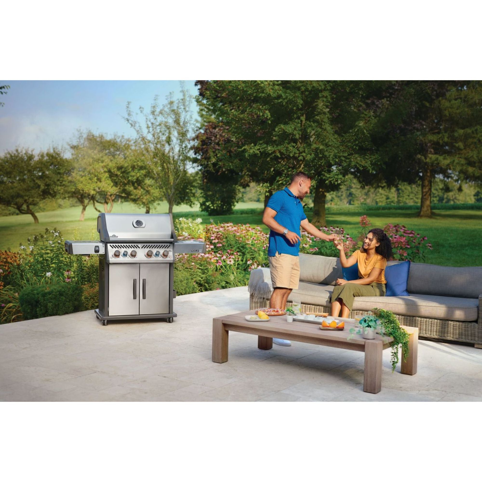 Napoleon Rogue PRO-S 525 RSIB Freestanding Gas Grill w/ Infrared Side and Rear Burner | Novaselectes