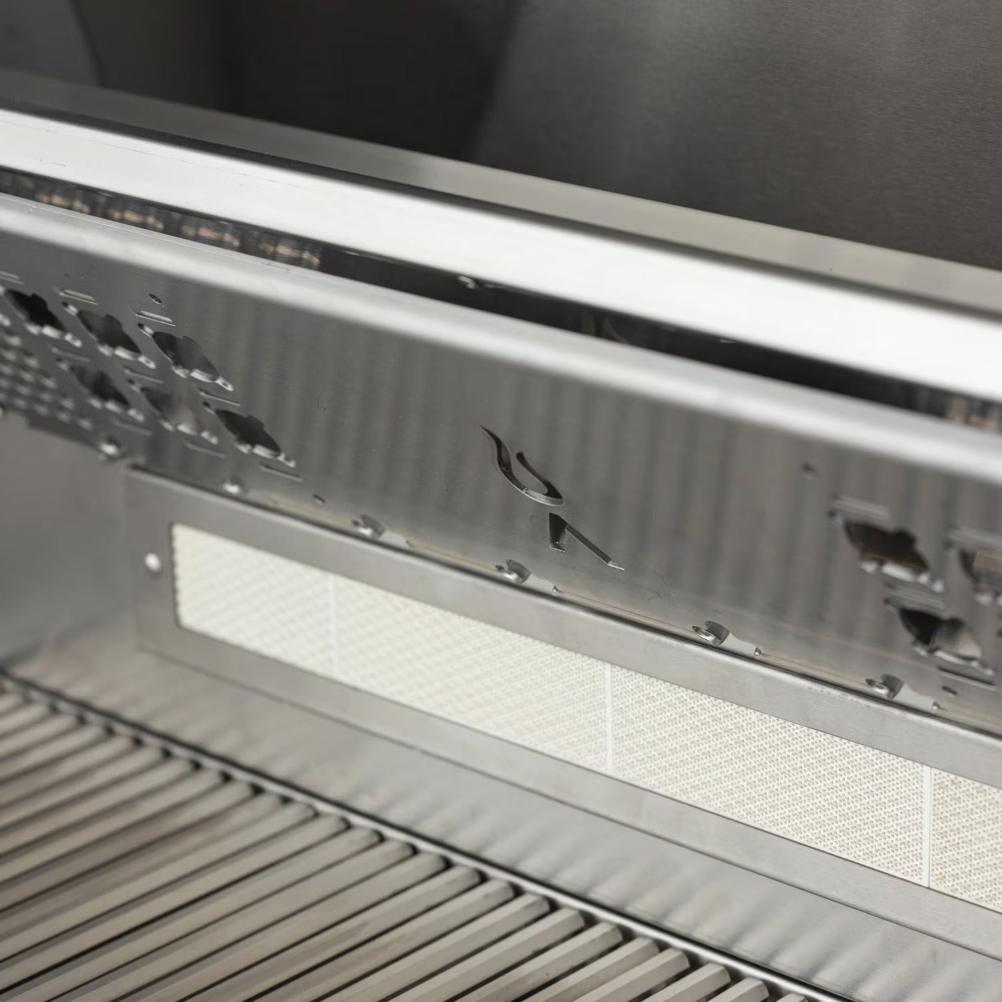 Blaze LTE PRO 32-Inch 4-Burner Built-in Gas Grill w/ Digital Temperature Screen & Rear Infrared Burner | Novaselectes