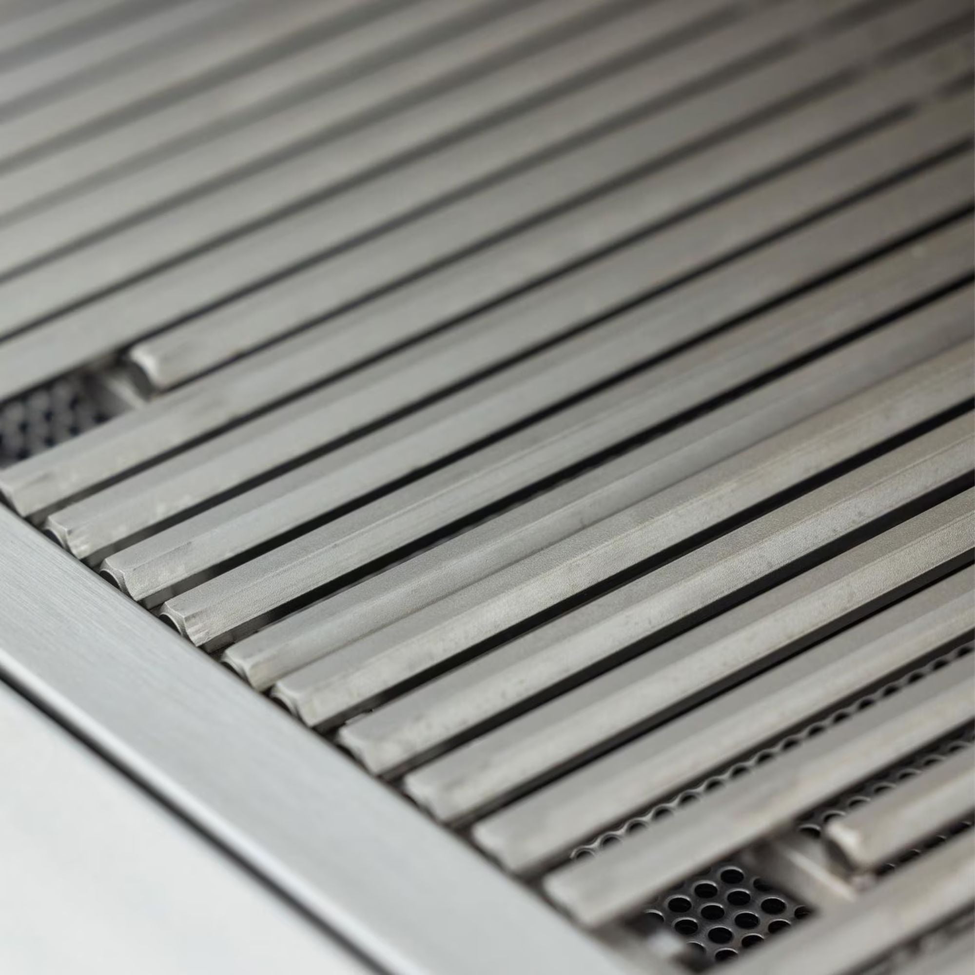 Blaze LTE PRO 32-Inch 4-Burner Built-in Gas Grill w/ Digital Temperature Screen & Rear Infrared Burner | Novaselectes